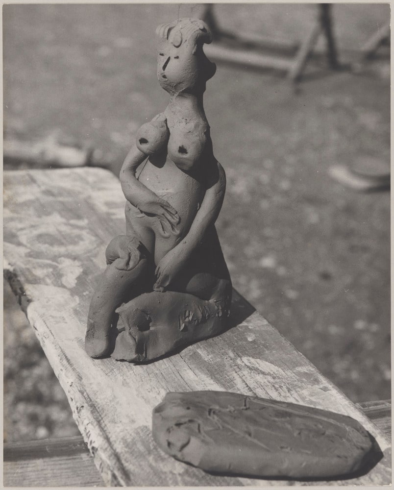 Céramique en terre blanche "Femme assise" du 1er octobre 1953, atelier Madoura, Vallauris, en 1953