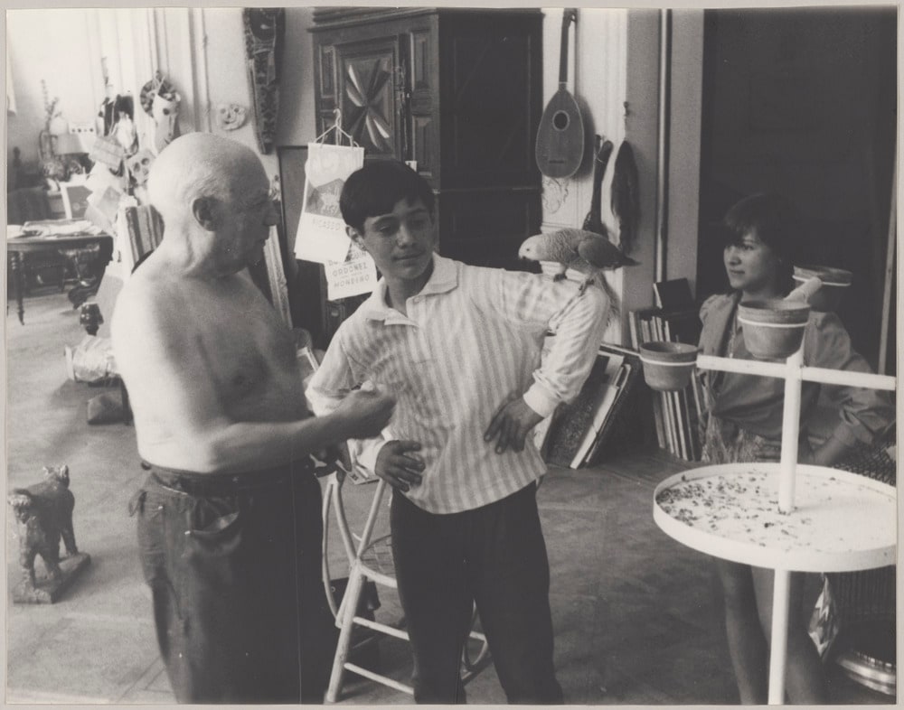 Pablo Picasso, Claude avec un perroquet sur son bras et Paloma à côté d'un perchoir pour oiseau à La Californie, Cannes, en 1960