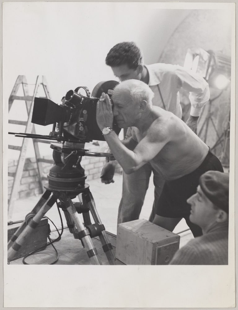 Pablo Picasso à la caméra avec des techniciens sur le tournage du documentaire "Picasso" de Luciano Emmer, Vallauris, en 1953