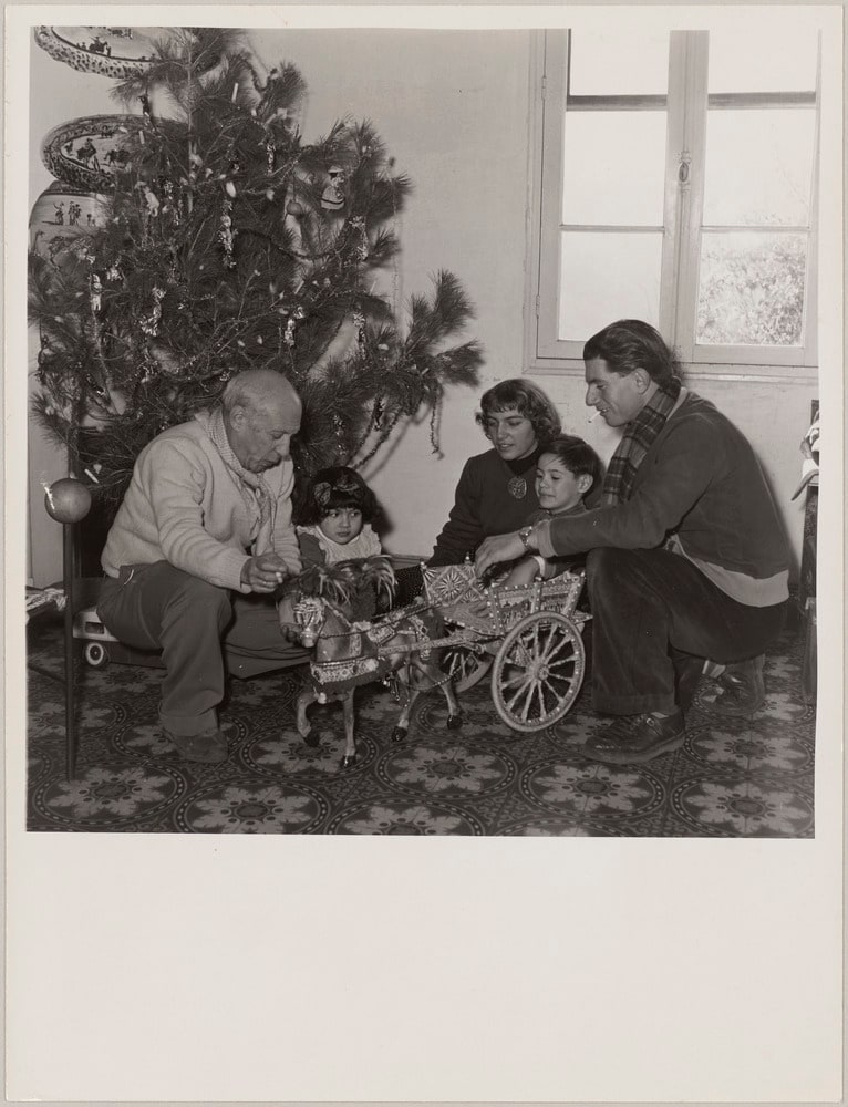 Pablo Picasso avec ses enfants Paul, Maya, Claude et Paloma sous l'arbre de Noël, à La Galloise, Vallauris, en 1953
