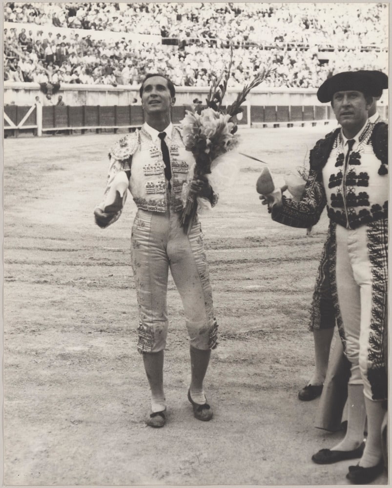 Luis Miguel Dominguin tenant un bouquet de fleurs à la fin d'une corrida, dans les arènes de Nîmes, en 1960