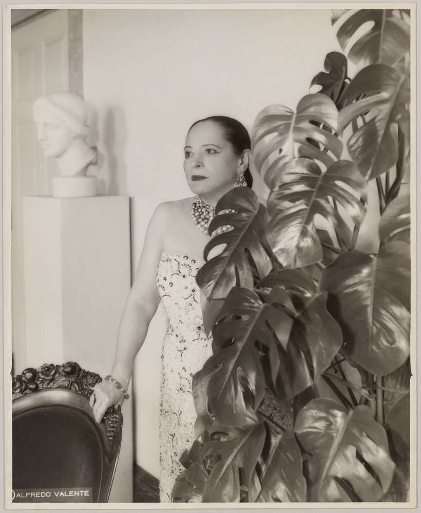 Portrait d'Helena Rubinstein à côté d'une sculpture d'Elie Nadelman dans son appartement new yorkais, dans les années 1940