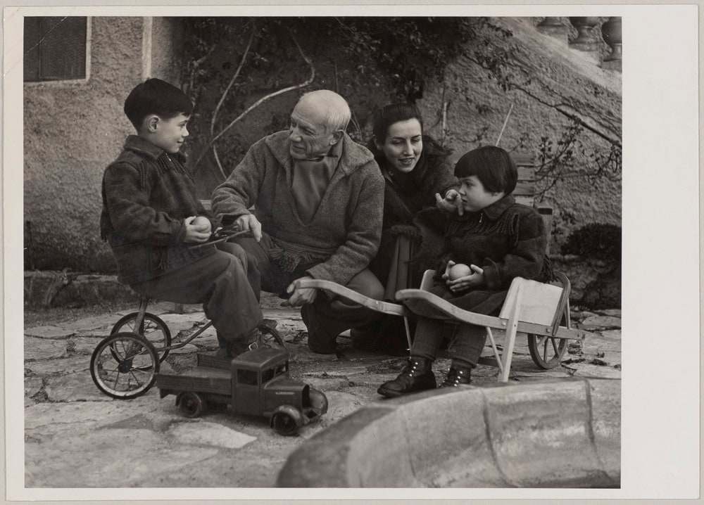 Pablo Picasso, Françoise Gilot, Claude sur un tricycle et Paloma dans une brouette près de la fontaine à La Galloise, Vallauris, en 1953