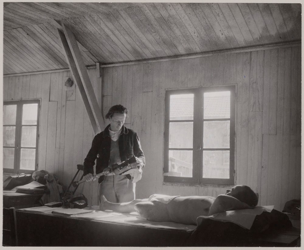 Prothésiste suisse réglant la nouvelle prothèse d'un exilé espagnol, dans le sud de la France, en 1947-48