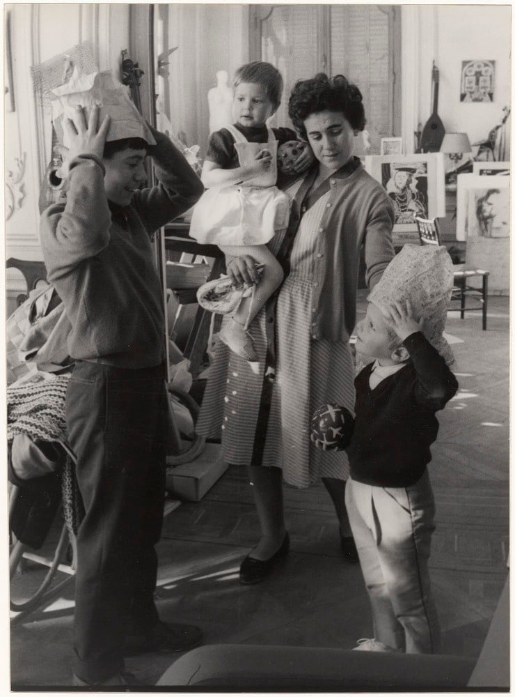 Claude Picasso et Miguel Dominguín ajustant leur chapeau en papier aux côtés de Lucia Dominguín et sa nounou à La Californie, Cannes, en 1959