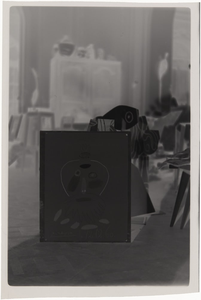 Dessin "Tête" posé contre les sculptures en tôle "Tête de femme" dans l'atelier de La Californie, Cannes, en [1960-61]