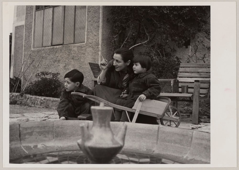 Françoise Gilot avec ses enfants, Claude et Paloma Picasso près de la fontaine, à La Galloise, Vallauris, en 1953