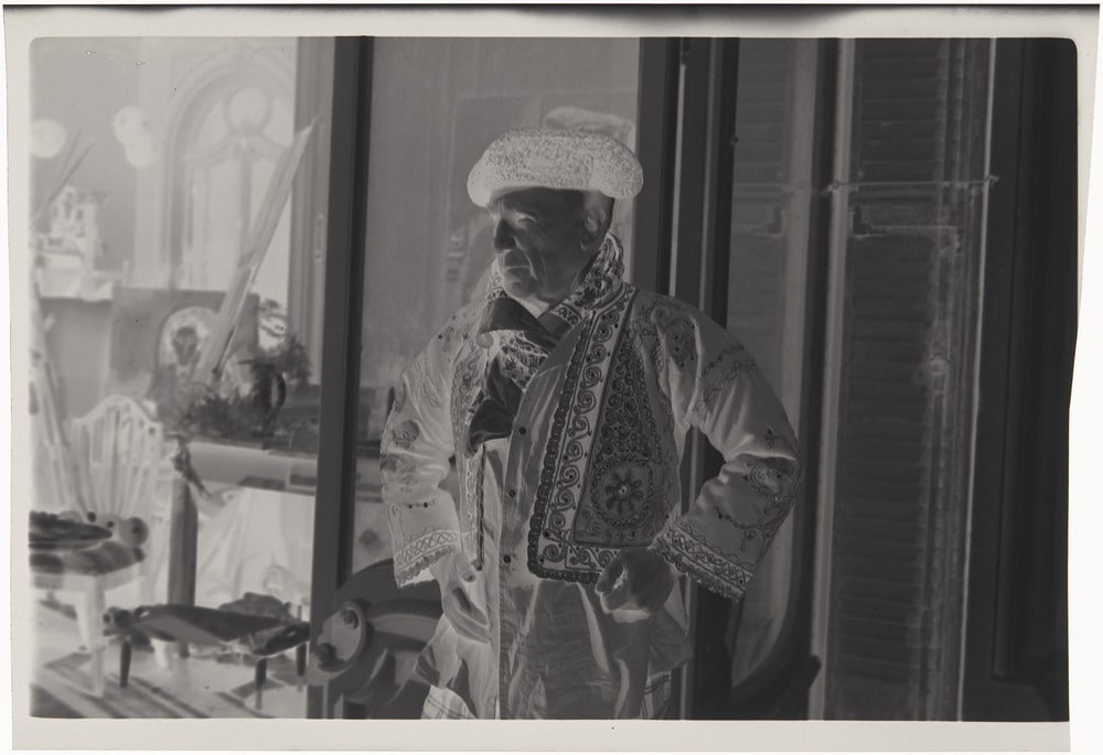Pablo Picasso en habit de lumières sur le perron de La Californie, Cannes