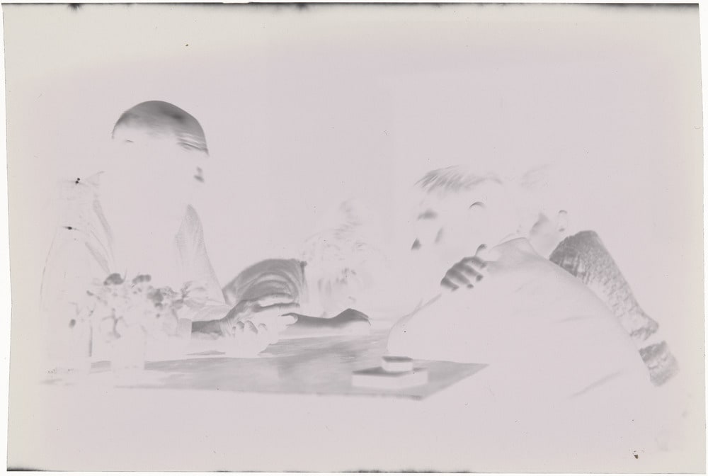 Pablo Picasso, Catherine Hutin, Claude Picasso et Gérard Sassier jouant aux cartes au château de Vauvenargues