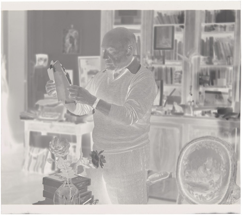 Pablo Picasso achevant l'exécution d'un papier découpé à La Californie, Cannes, en 1962