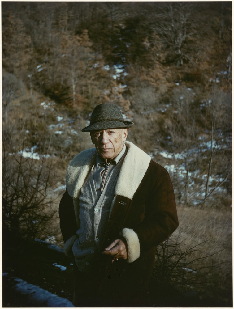 Pablo Picasso en promenade dans les champs, près de Grasse, en février 1965