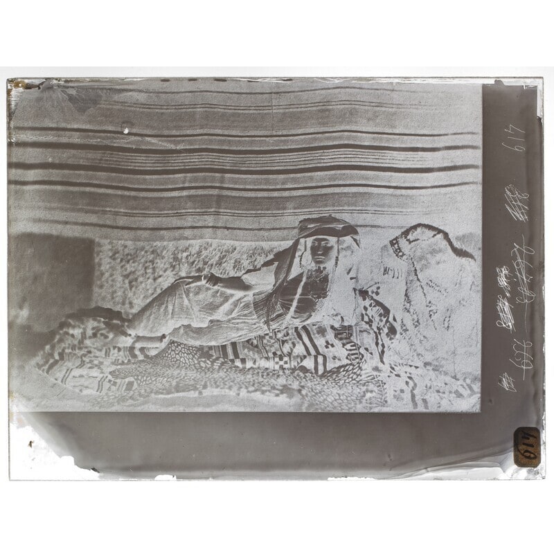 Femme arabe couchée