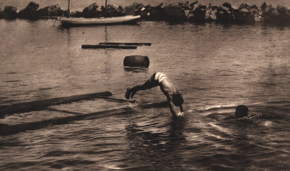 Knabe, in das Wasser springend (Garçon plongeant dans l'eau)