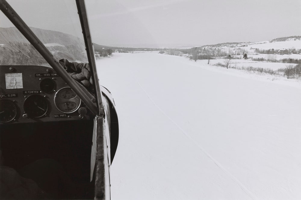Blick aus dem Flugzeug während der Dreharbeiten zu Dennis Oppenheims ›Timetrack, Following the Timeborder Between Canada and USA‹, Fort Kent, 17. März 1969, Canada: 2:00 pm, USA: 3:00 pm