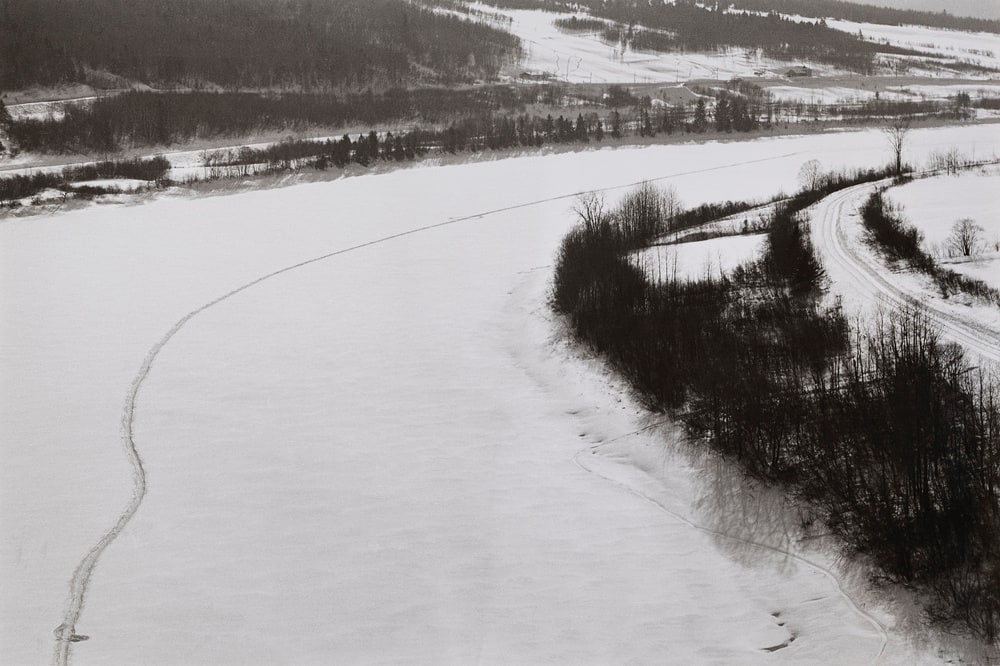Blick aus dem Flugzeug während der Dreharbeiten zu Dennis Oppenheims ›Timetrack, Following the Timeborder Between Canada and USA‹, Fort Kent, 17. März 1969, Canada: 2:00 pm, USA: 3:00 pm