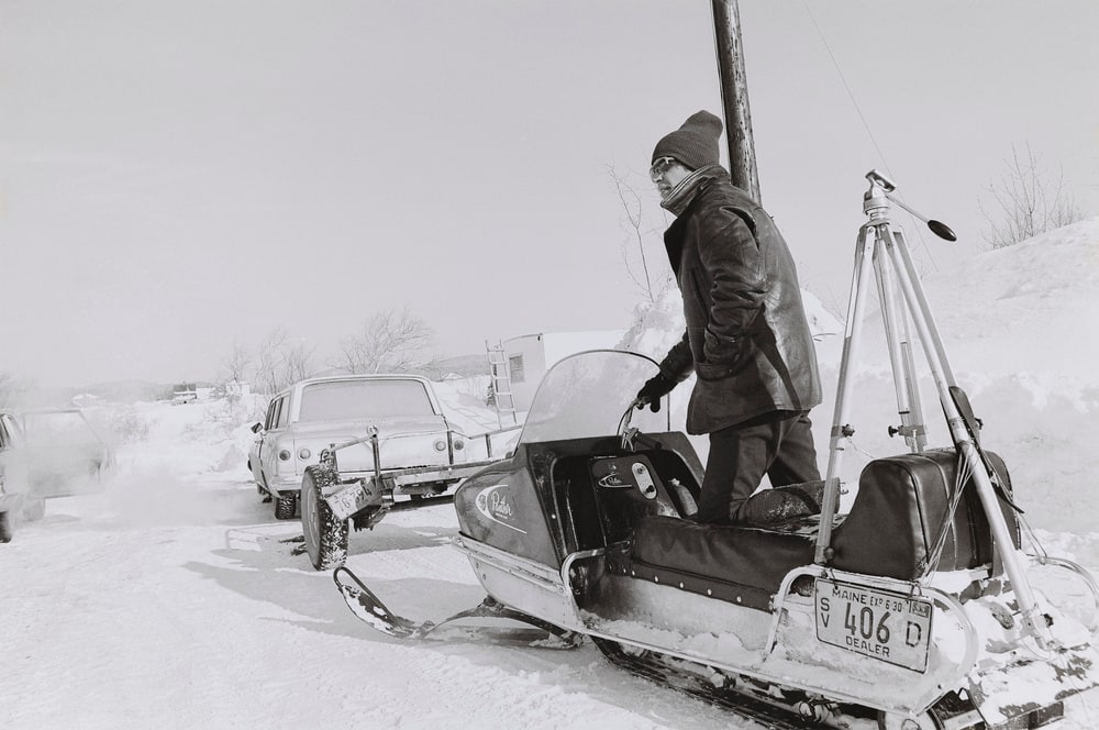 Während der Dreharbeiten zu Dennis Oppenheims ›Timetrack, Following the Timeborder Between Canada and USA‹, Fort Kent, 17. März 1969, Canada: 2:00 pm, USA: 3:00 pm