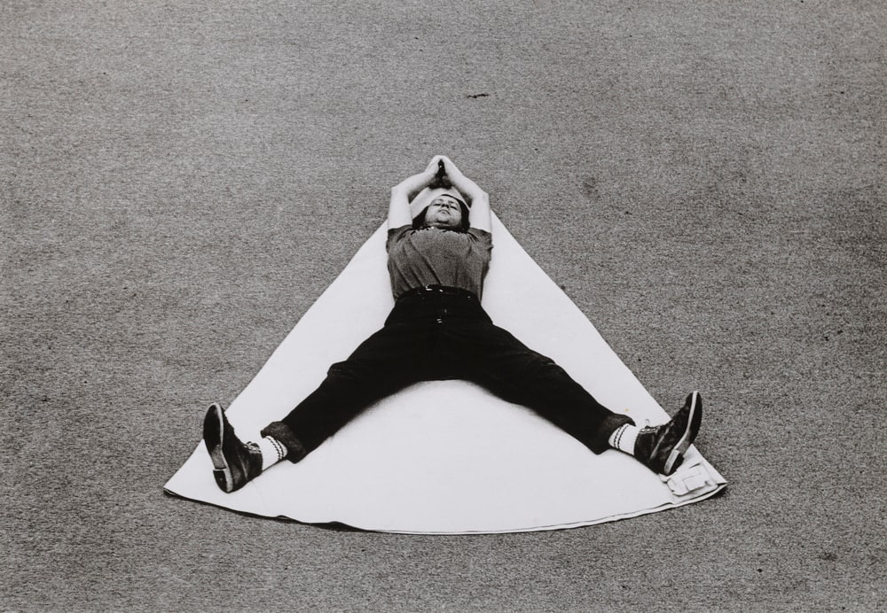 Während der Dreharbeiten zu Franz Erhard Walthers Beitrag für ›IDENTIFICATIONS‹ (II. Fernsehausstellung der Fernsehgalerie Gerry Schum), Hamburg, 1970