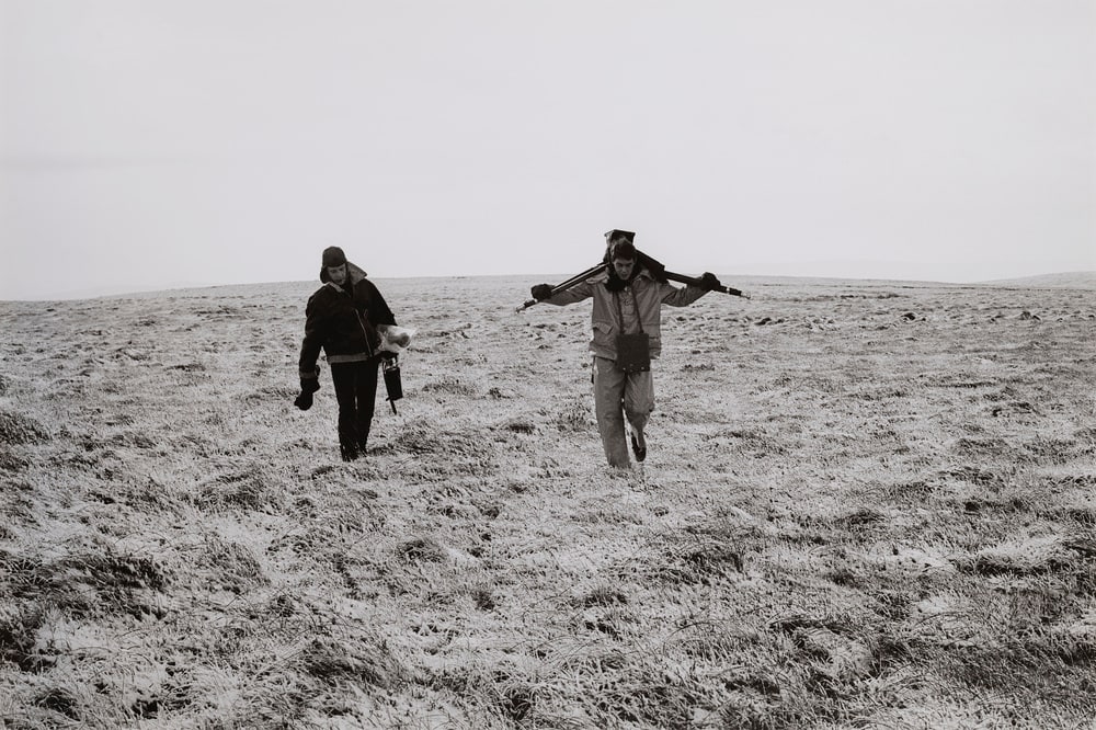 Gerry Schum und Richard Long während der Dreharbeiten zu Richard Longs ›Walking a Straight 10 Mile Line Forward and Back Shooting Every Half Mile‹, Dartmoor, England, 20. Januar 1969
