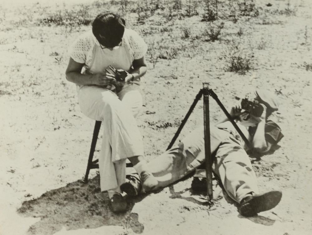 Grete Stern und Albrecht Heubner beim Fotografieren auf dem Sportplatz vor dem Prellerhaus in Dessau