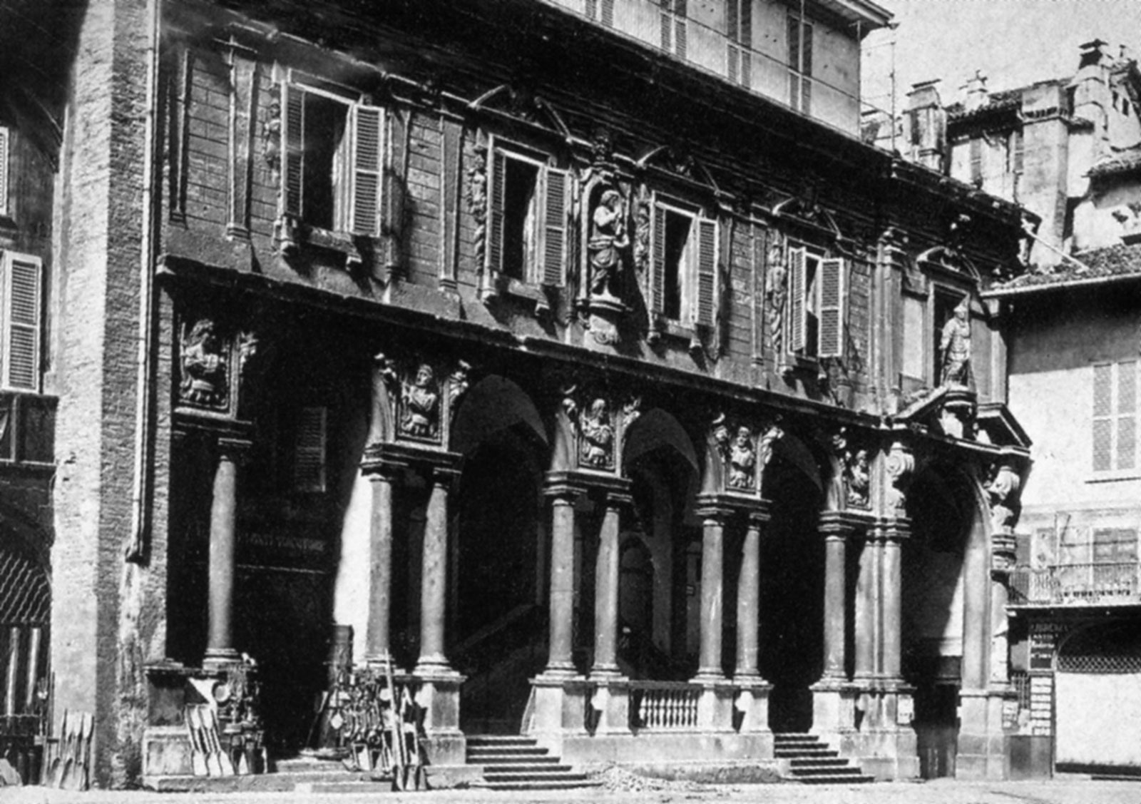 Palazzo delle Scuole Palatine in Piazza Mercanti a Milano