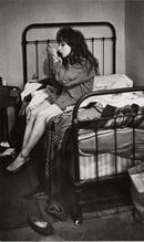Vali Myers zittend op bed, Parijs