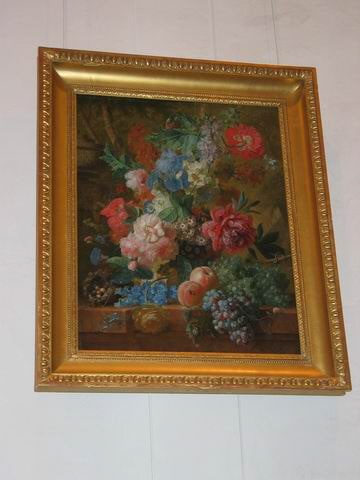 Vase de fleurs sur une table de marbre dans un parc