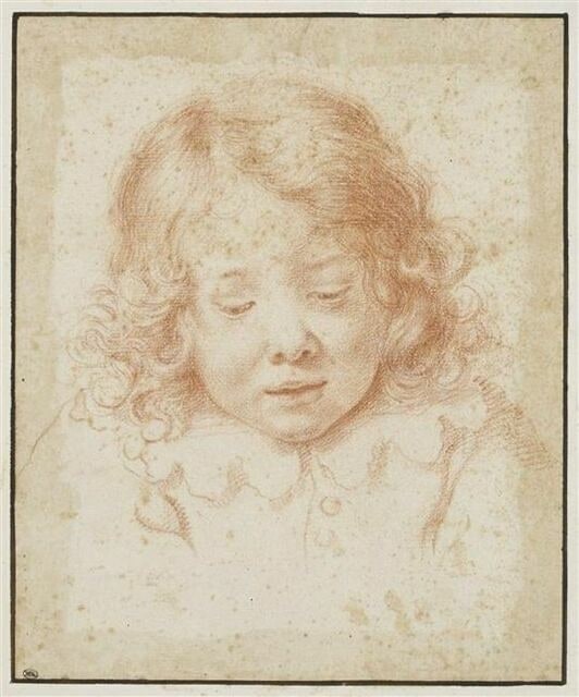 Buste d'enfant vu de face regardant en bas