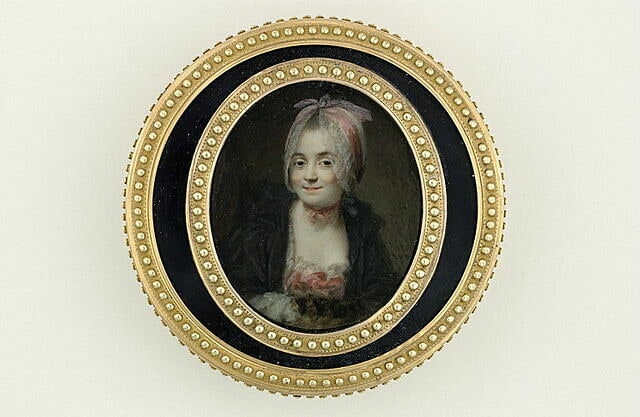 Portrait de femme avec les mains dans un manchon