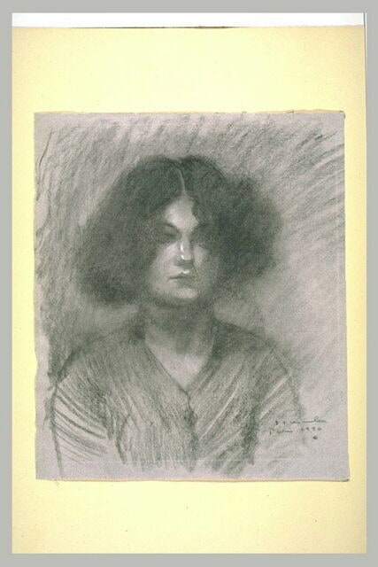Femme vue en buste de face