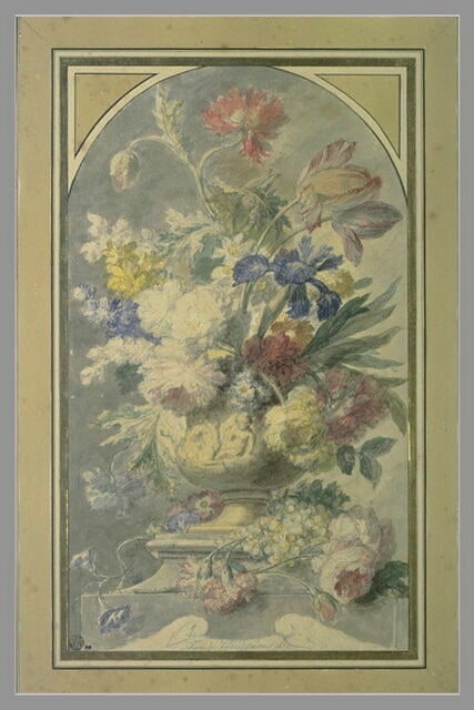 Fleurs dans un vase posé sur un piédestal de pierre