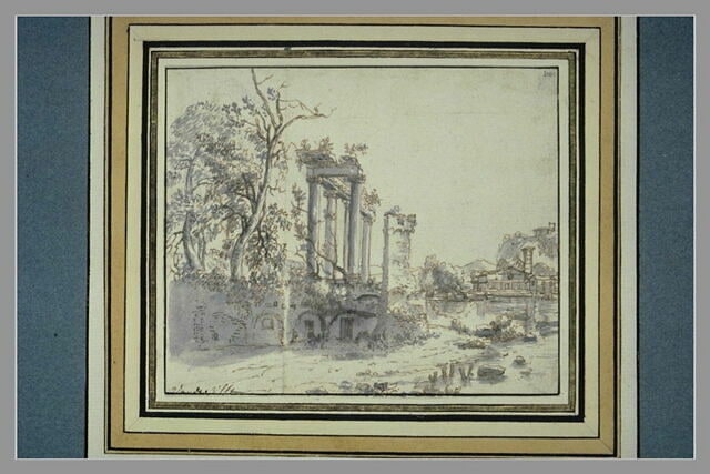 Ruines antiques envahies de végétation, dans un paysage