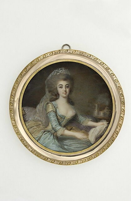 Portrait de jeune femme assise sur un sofa violet