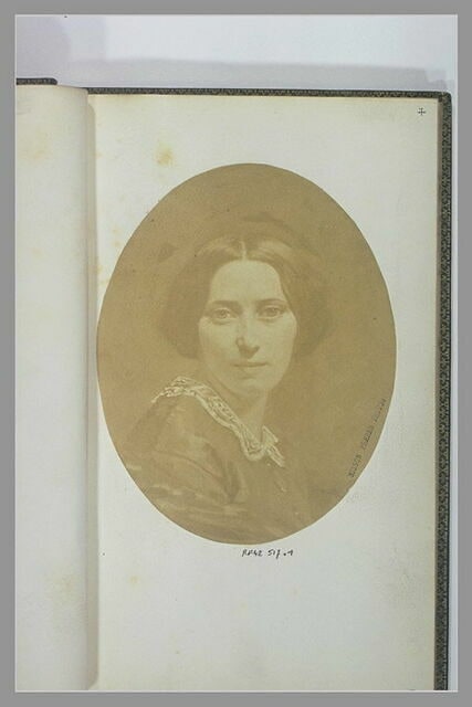 Jeune femme en buste, vue de face