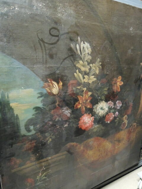 Jardinière de fleurs et instruments de musique dans une architecture