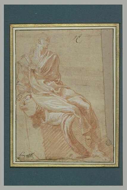 Figure drapée,assise, tournée vers la droite, le bras gauche sur la poitrine
