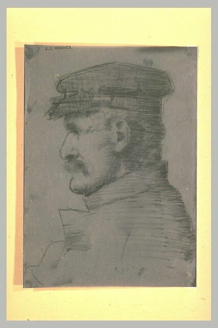 Homme, vu en buste de profil vers la gauche, coiffé d'une casquette