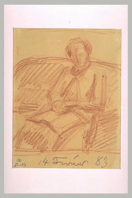 Femme assise, de trois quarts à gauche sur un canapé, lisant