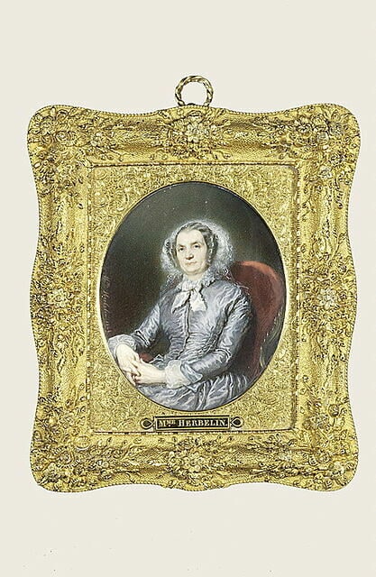 Mme Andryane assise dans un fauteuil, âgée, les deux mains visibles.