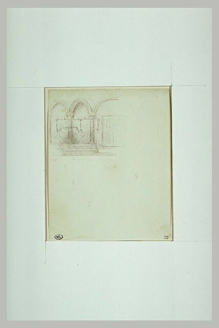 Mur de pierre orné de deux niches ogivales et une niche cintrée