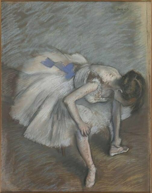 Danseuse assise se massant le pied