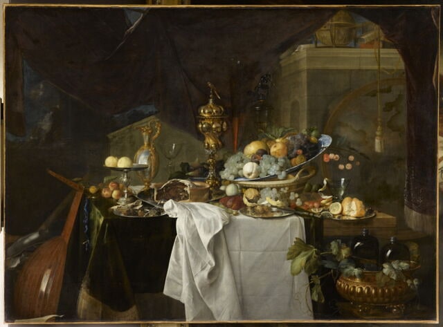 Fruits et riche vaisselle sur une table, dit autrefois Un dessert