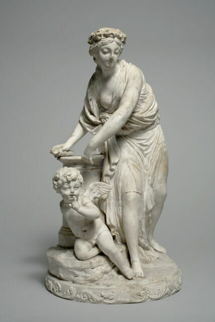 Femme drapée à l'antique près d'un autel et l'amour le doigt sur la bouche
