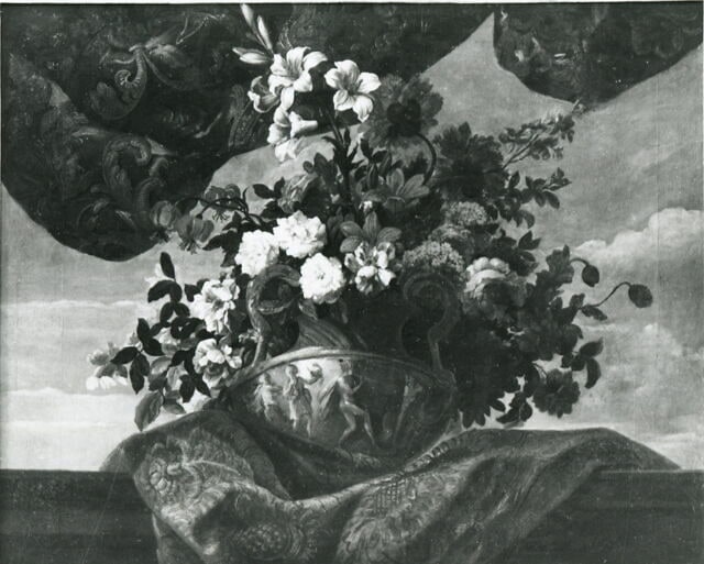 Vase orné d'une danse antique, rempli de fleurs et posé devant un terme