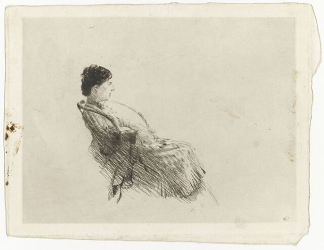 Femme assise dans un fauteuil de profil à droite