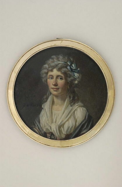 Portrait de femme, à mi-corps, avec un corsage blanc et une mante