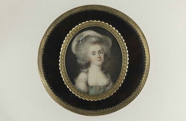 Portrait de femme, coiffée d'un chapeau blanc