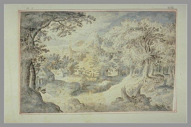 Ville à l'orée d'une forêt, s'étalant au pied de hautes collines