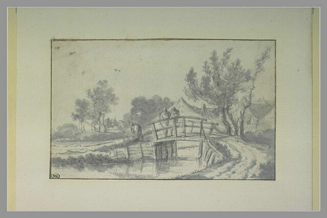 Petit canal à l'entrée d'un village, avec deux personnages sur un pont
