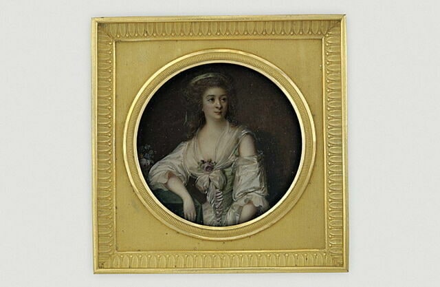 Portrait de jeune femme debout, à mi-corps