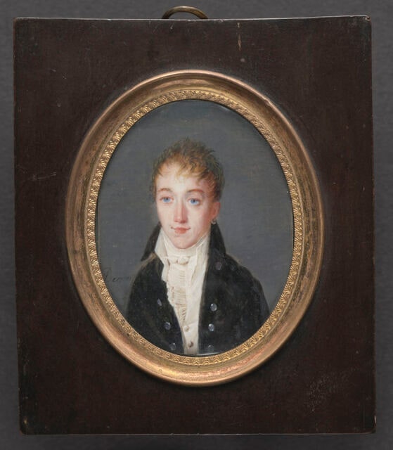 Jeune homme aux yeux bleus et boucle d'oreille